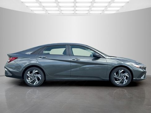 New 2025 Hyundai Elantra Sport image 3