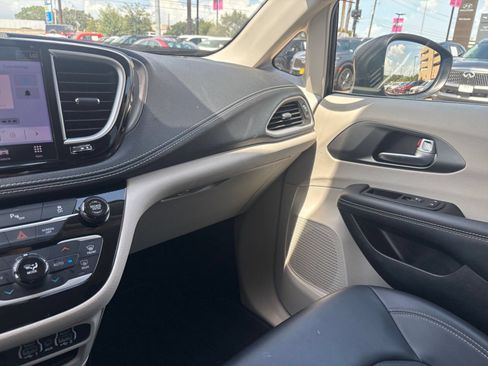 Used 2023 Chrysler Pacifica Touring-L FWD image 38