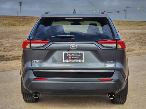 Used 2021 Toyota RAV4 XLE Premium image 8