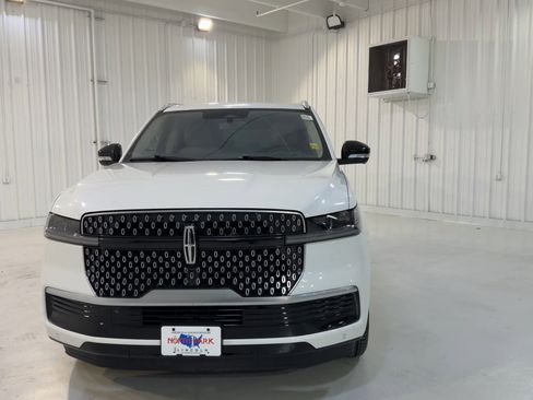 Used 2025 Lincoln Navigator L Reserve image 4