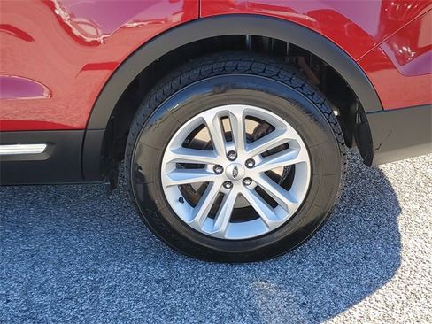 Used 2017 Ford Explorer XLT w/ Equipment Group 202A image 8