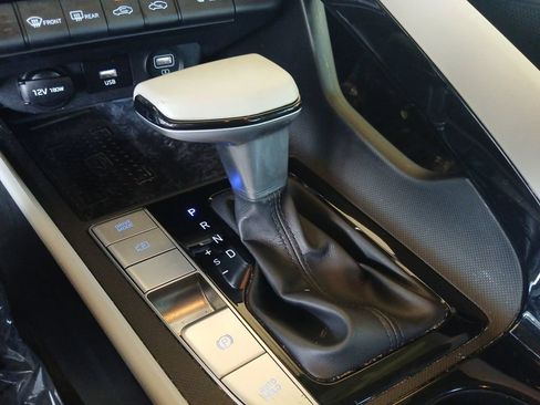 Used 2021 Hyundai Elantra Limited FWD image 17