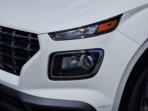 Used 2025 Hyundai Venue SEL FWD image 9