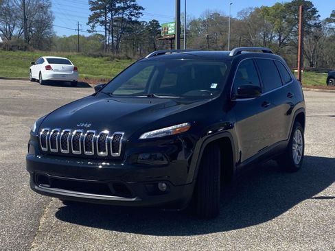 Used 2018 Jeep Cherokee Latitude Plus image 3