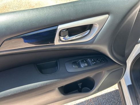 Used 2017 Nissan Pathfinder SV FWD image 15