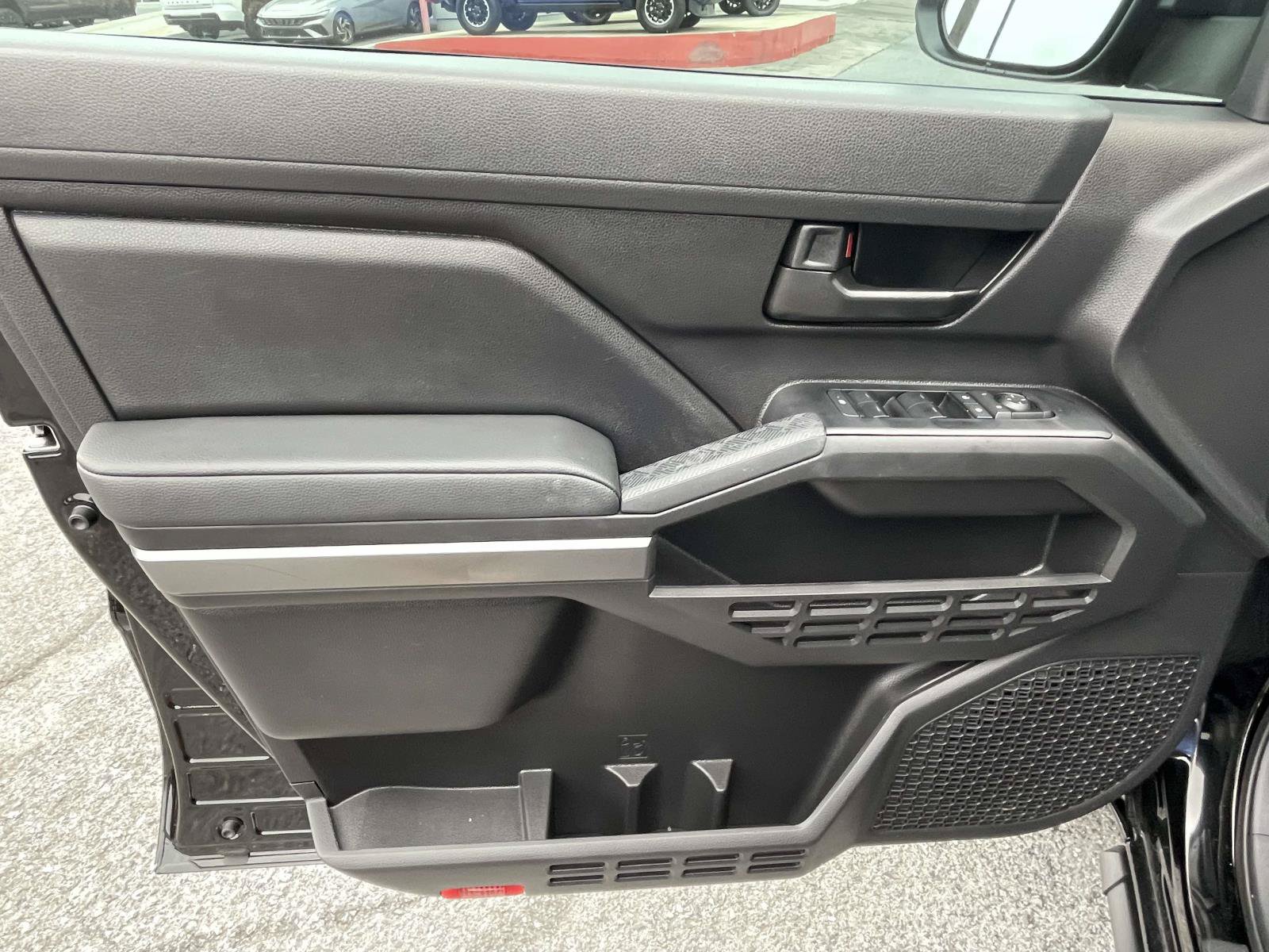 Used 2025 Toyota Tacoma SR5 AWD/4WD image 16