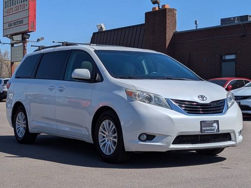 Used 2017 Toyota Sienna XLE FWD image 2