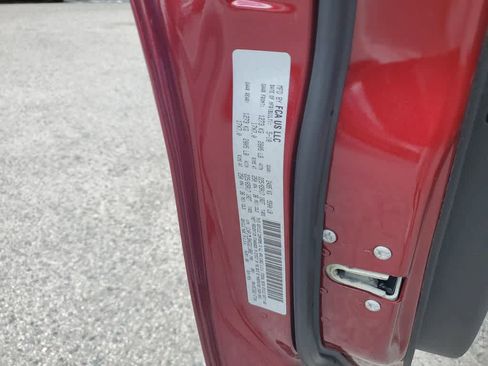 Used 2019 Jeep Cherokee Latitude Plus w/ Comfort/Convenience Group image 19