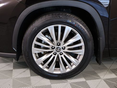 Used 2022 Toyota Highlander Platinum image 19