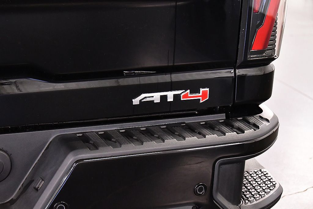 Used 2025 GMC Sierra 2500 AT4 AWD/4WD image 11