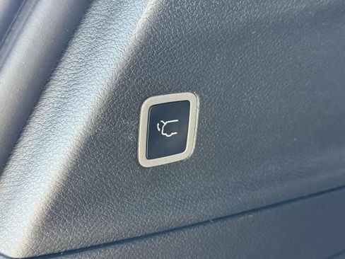 Used 2025 Chrysler Pacifica Limited FWD image 11