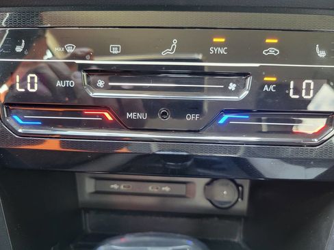 Used 2025 Volkswagen Taos SE FWD image 23