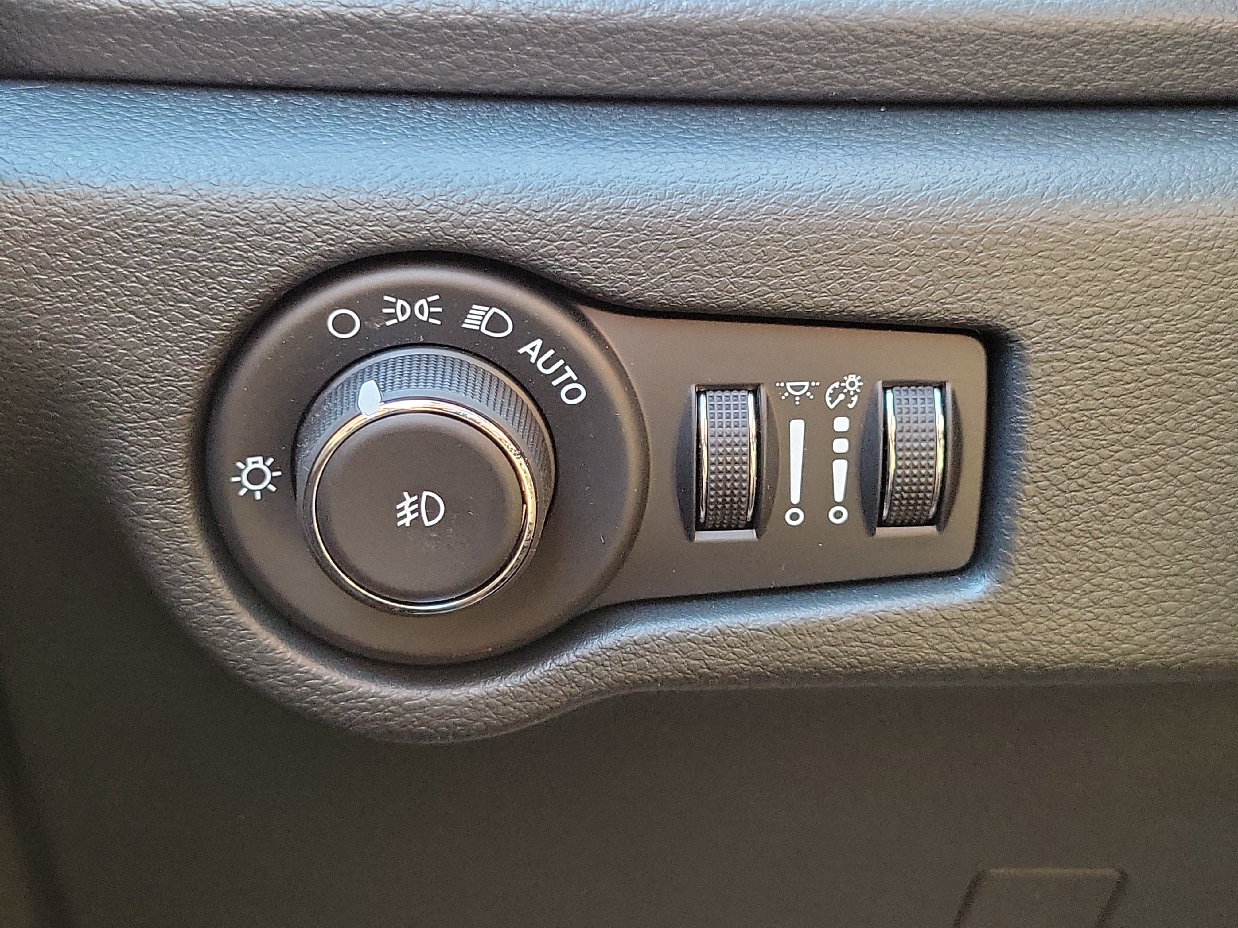 Used 2025 Chrysler Pacifica Limited FWD image 25