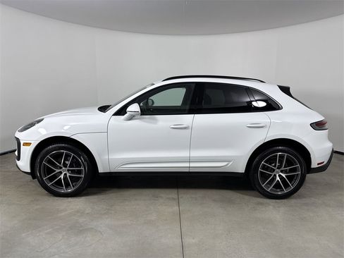 Certified 2025 Porsche Macan image 2