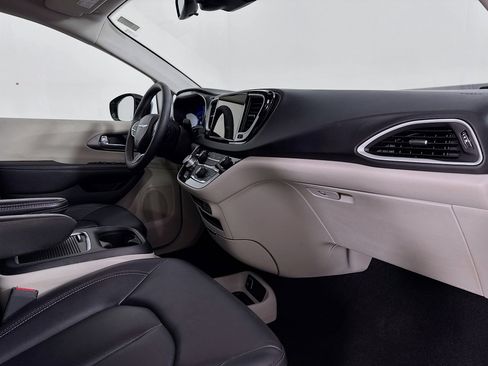 Used 2024 Chrysler Pacifica Touring-L FWD image 29