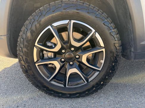 Used 2025 Jeep Compass Trailhawk w/ Trailer Tow Group image 29