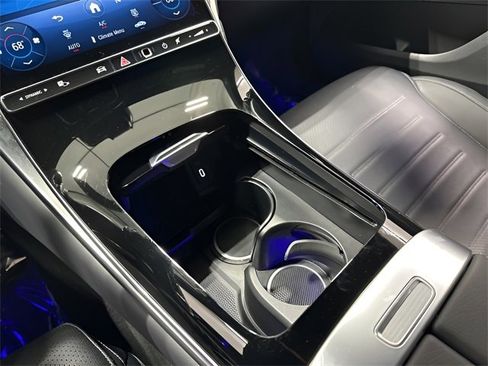 Used 2025 Mercedes-Benz GLC 300 4MATIC image 26