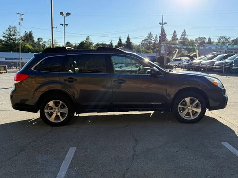 Used 2013 Subaru Outback 3.6R Limited w/ Moonroof Pkg AWD/4WD image 8
