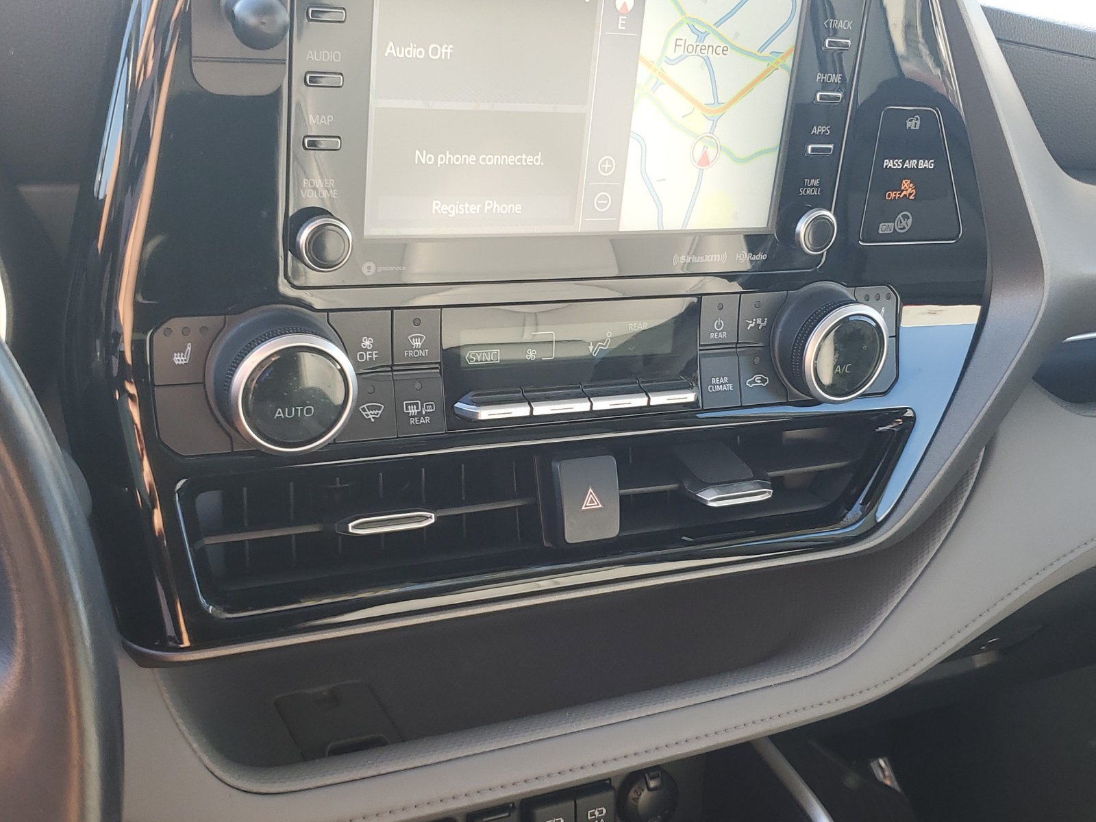 Used 2020 Toyota Highlander XLE AWD/4WD image 28