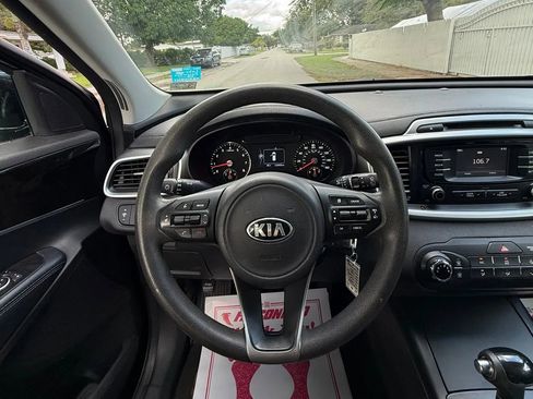 Used 2017 Kia Sorento LX image 12