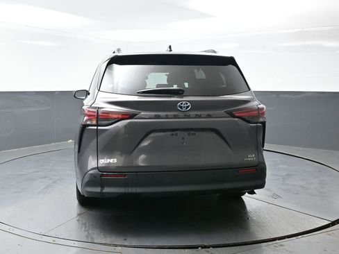 Used 2021 Toyota Sienna XLE FWD image 12