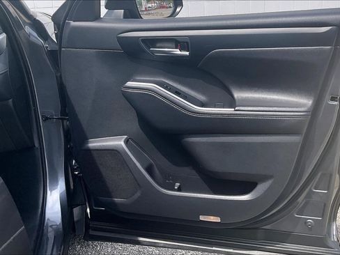 Used 2020 Toyota Highlander XLE FWD image 29