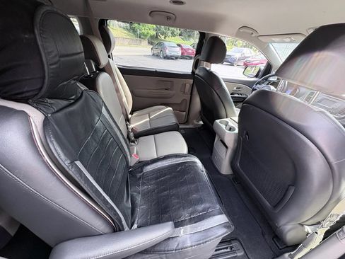 Used 2017 Kia Sedona LX w/ LX Essentials Premium Package FWD image 17