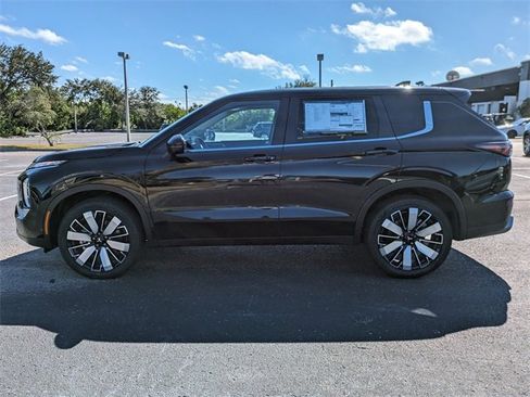 New 2025 Mitsubishi Outlander SE image 8