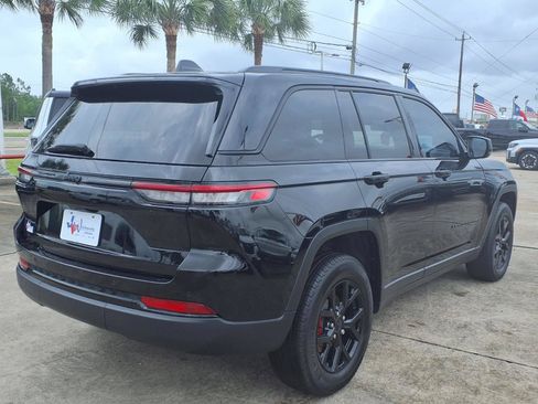 Used 2025 Jeep Grand Cherokee Altitude RWD image 5