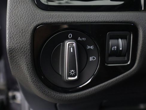 Used 2018 Volkswagen Golf R 4-Door image 39