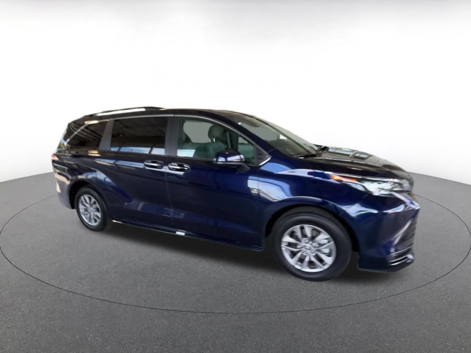 Used 2025 Toyota Sienna XLE FWD image 2