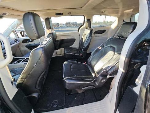 Used 2023 Chrysler Pacifica Limited image 14