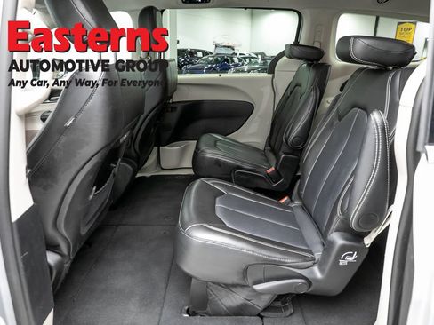 Used 2024 Chrysler Pacifica Touring-L FWD image 22
