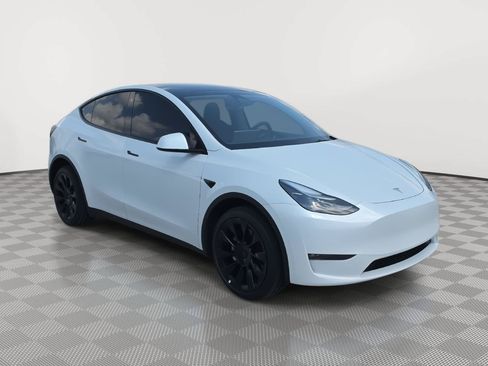 Used 2023 Tesla Model Y Long Range AWD/4WD image 1