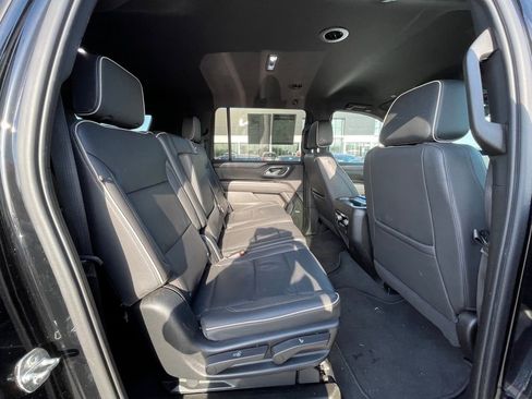 Used 2023 GMC Yukon XL SLT AWD/4WD image 24