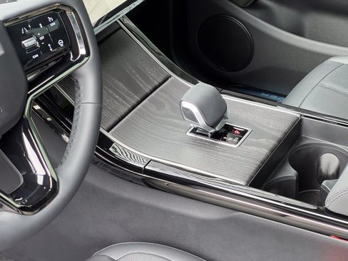 New 2025 Land Rover Range Rover Evoque Dynamic SE AWD/4WD image 23