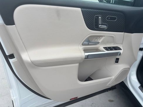 Used 2025 Mercedes-Benz GLB 250 image 9