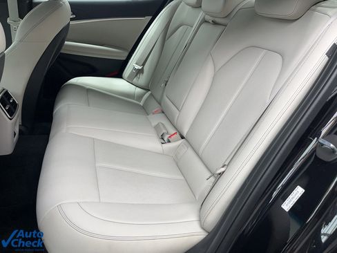 Used 2025 Genesis G70 2.5T image 11