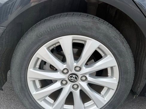 Used 2018 Toyota Camry LE image 10