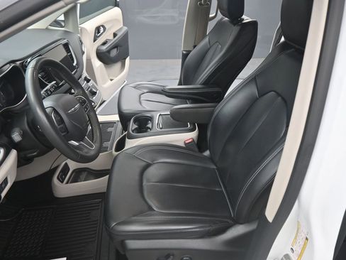 Used 2023 Chrysler Pacifica Touring-L image 9