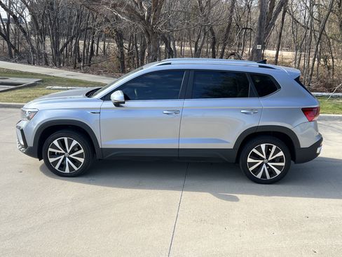 Certified 2024 Volkswagen Taos SE w/ Panoramic Sunroof Package image 7