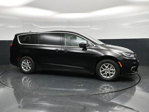 Used 2024 Chrysler Pacifica Touring-L FWD image 3