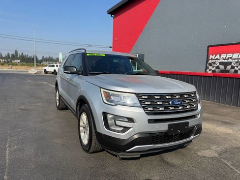 Used 2017 Ford Explorer XLT w/ Equipment Group 202A image 8