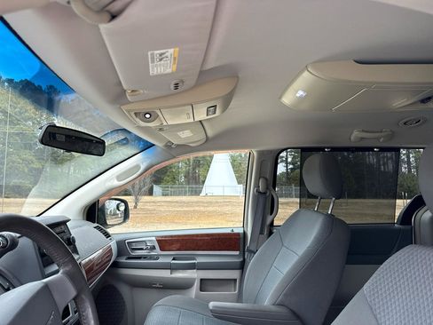 Used 2009 Chrysler Town & Country Touring w/ Family Value Group image 12