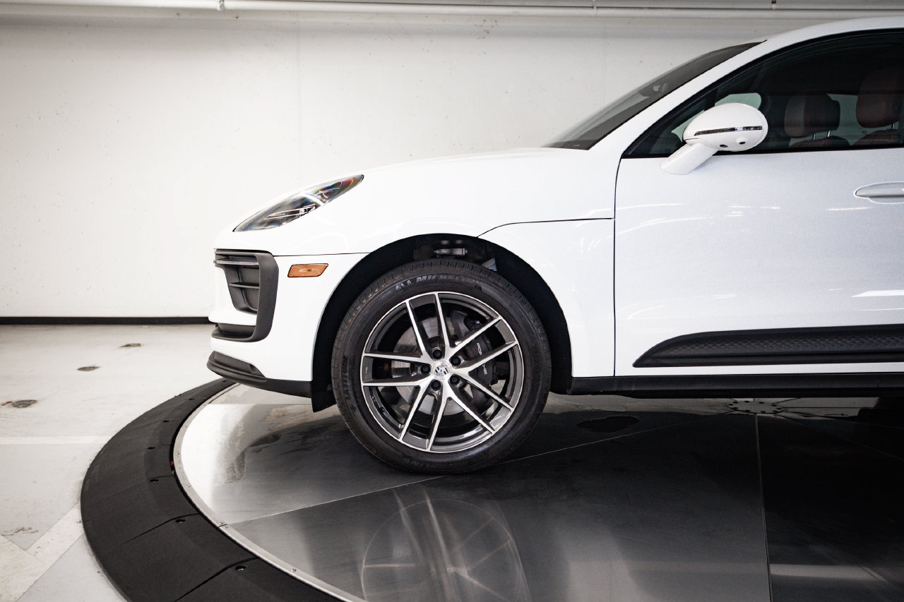 Certified 2024 Porsche Macan AWD/4WD image 11