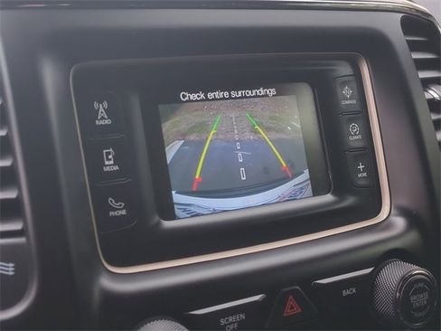 Used 2017 Jeep Grand Cherokee Laredo image 37