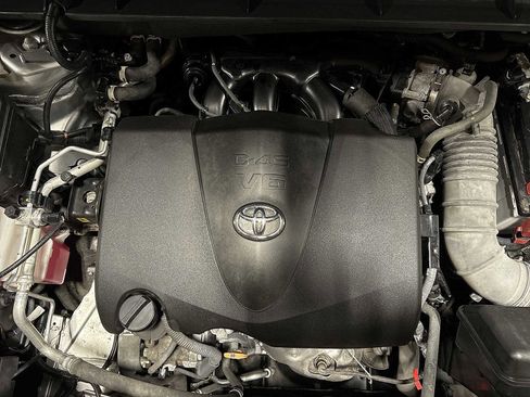 Used 2022 Toyota Highlander XLE AWD/4WD image 12