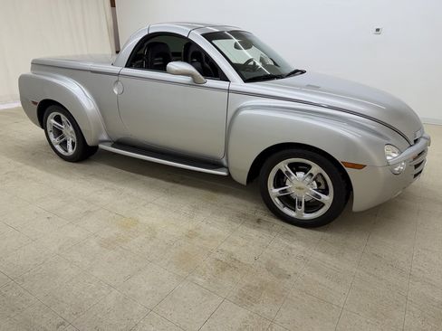 Used 2004 Chevrolet SSR w/ Preferred Equipment Group image 8