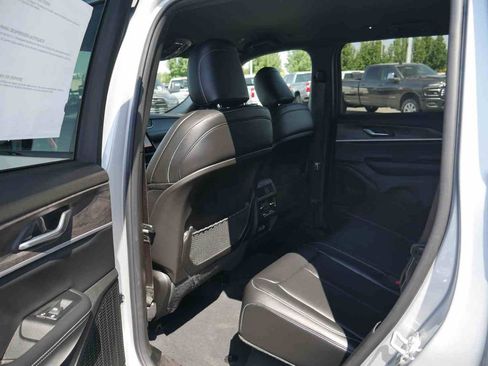 New 2025 Jeep Grand Cherokee Limited image 12