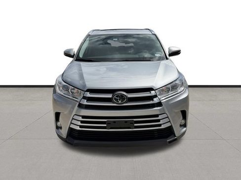 Used 2019 Toyota Highlander XLE AWD/4WD image 2